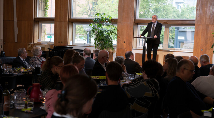 Biskop Henning Toft Bro på talerstol foran siddende publikum