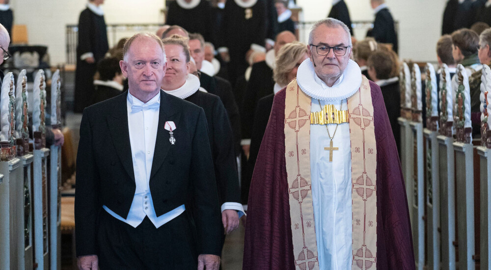 Biskop og procession går ud af kirken