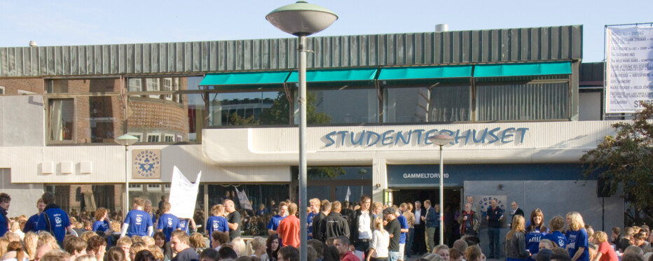 Fyldt med folk foran studenterhus