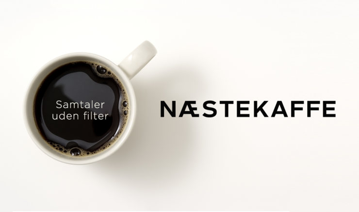 Fyldt kaffekop og teksten Næstekaffe - samtaler uden filter