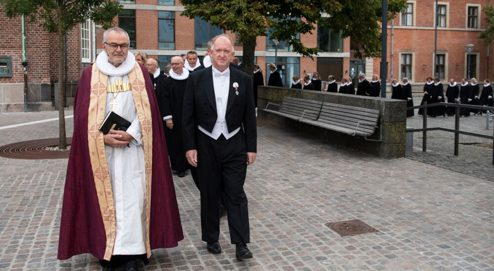 Biskop og stiftsamtmand går forrest i procession