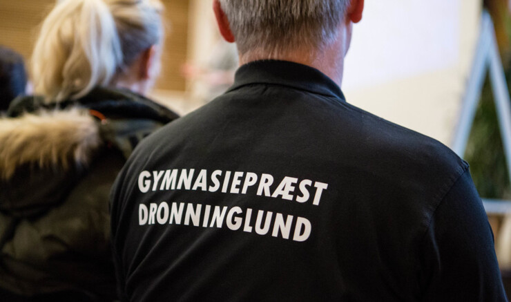 Ryggen af trøje med teksten gymnasiepræst dronninglund