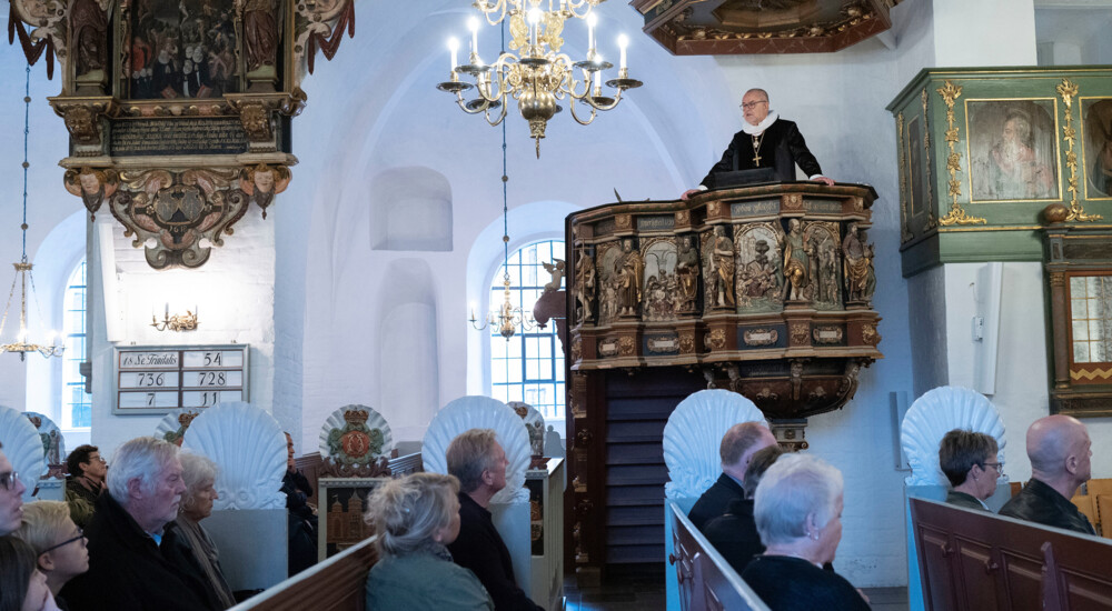 Menighed på kirkebænke og Henning Toft Bro på prædikestol