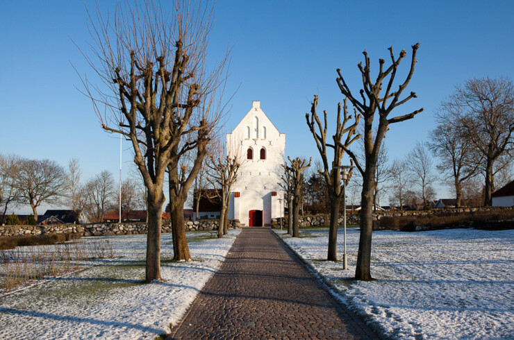 Sne omkring allé op til kirke