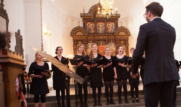 Pigekor og dirigent i kirke