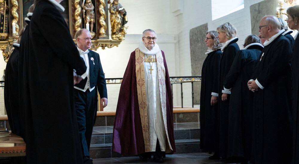 Præster rejser sig for biskop Henning Toft Bro