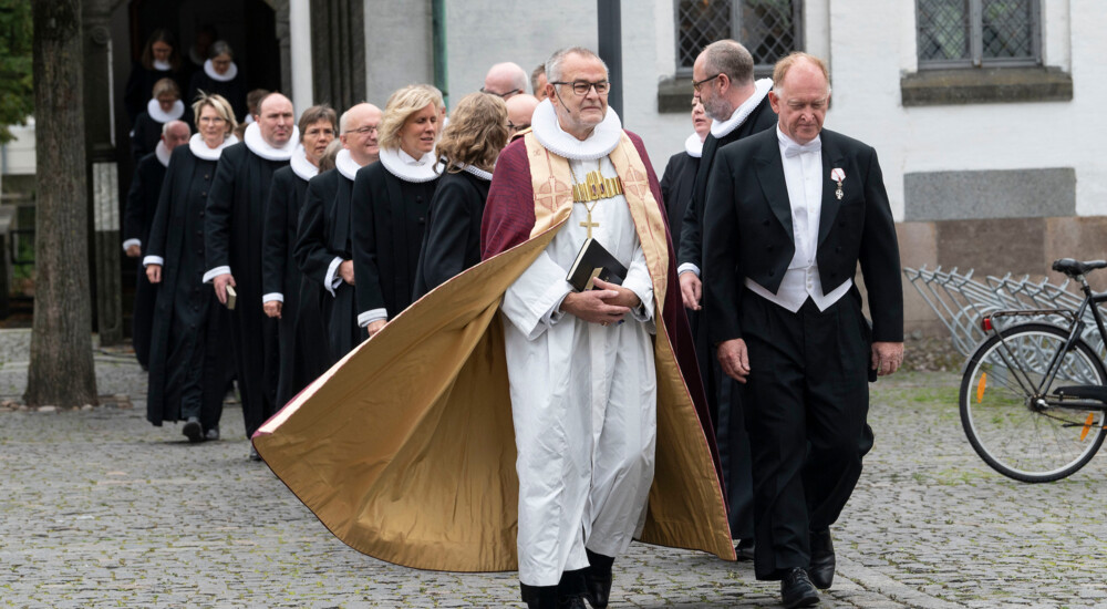 Henning Toft Bro går forrest i procession