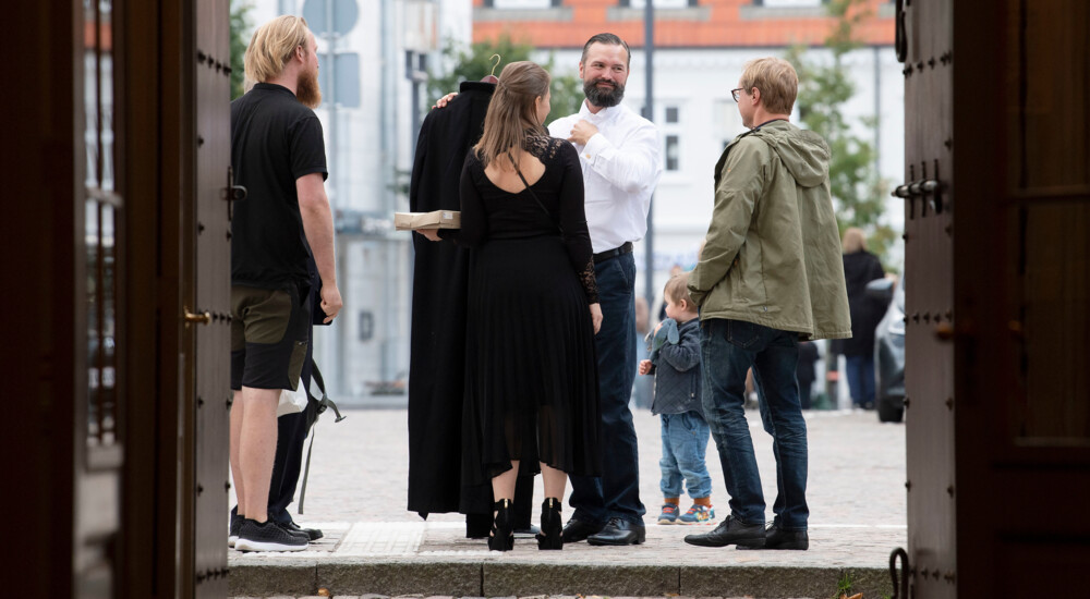 Lars Östman sammen med venner udenfor kirken