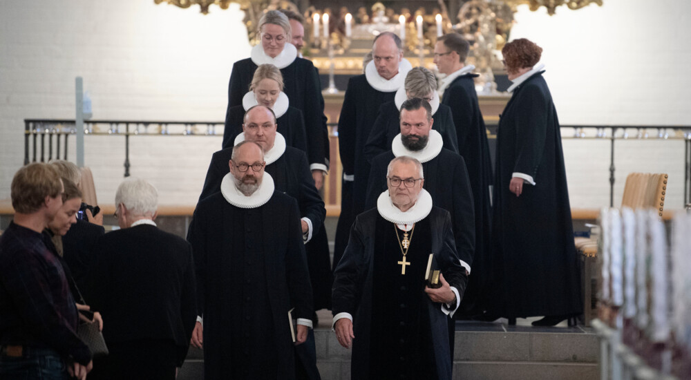 Præster går to og to på række ud af kirke