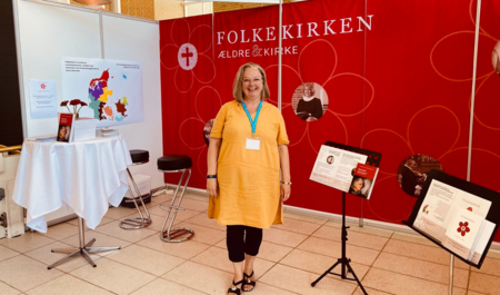 Anne Bundgaard foran folkekirkens stand til DemensDagene