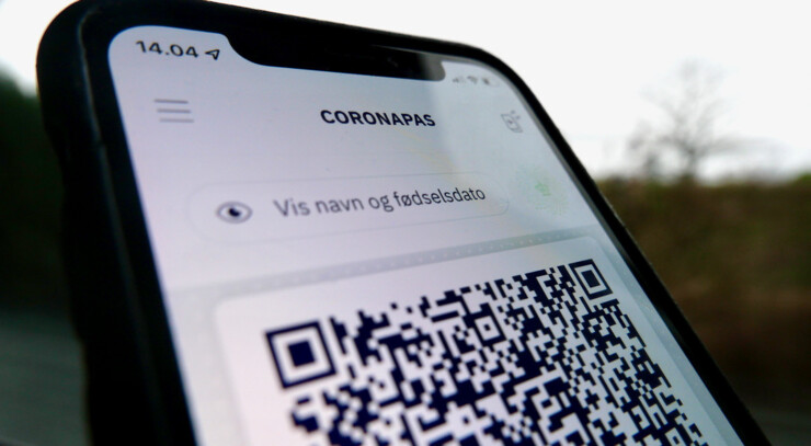 Iphone med coronapas-appen åben - viser toppen af QR-kode