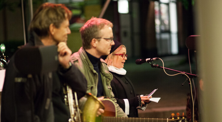 Præst og band på scene