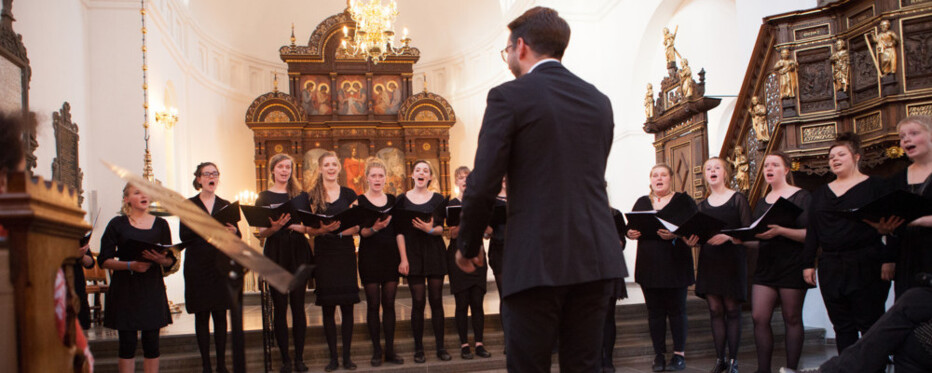 Pigekor og dirigent i kirke