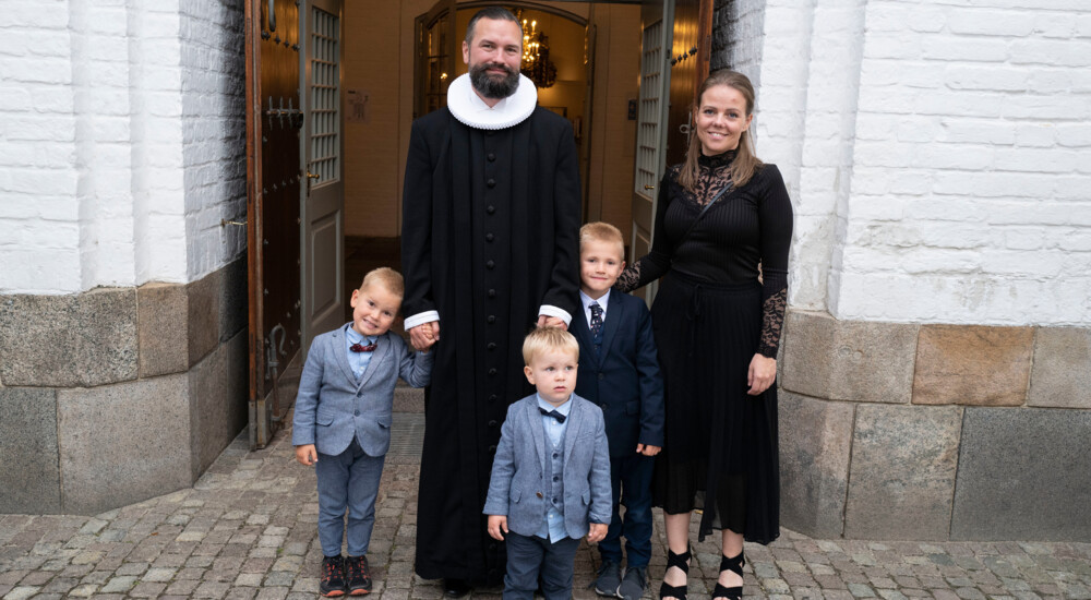 Lars Östman og sin familie foran kirke