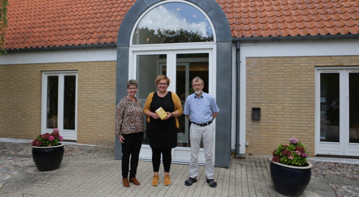 Annelise Skjerning Hejlskov, Doris Vest Steen og Paul Holm foran bispegården